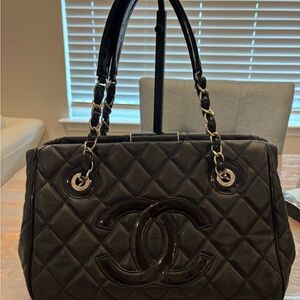 Chic Black Leather Quilted Handbag